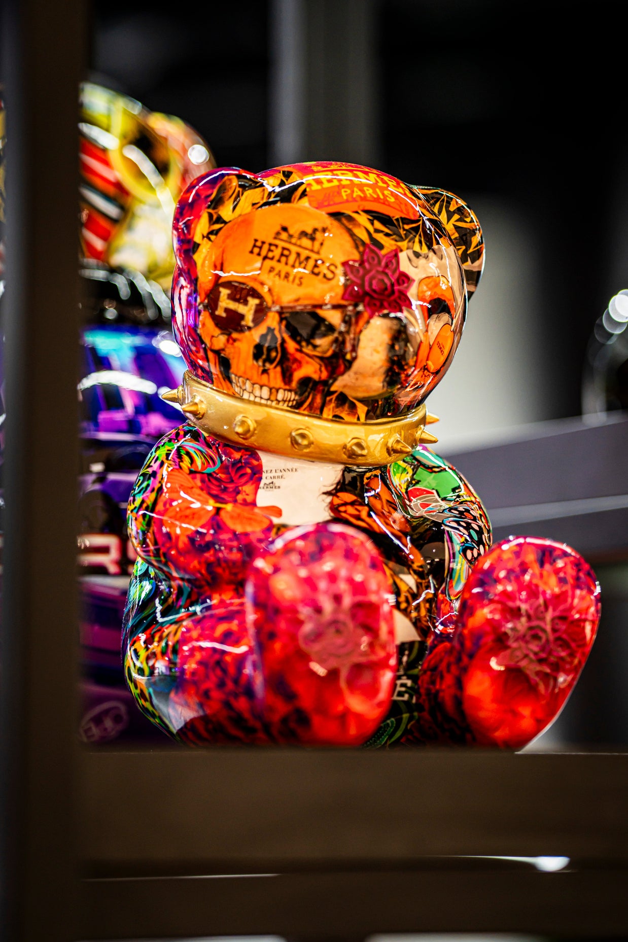 ARTNAOR - 30cm Collage, H Tribute Bear, Gold Collar