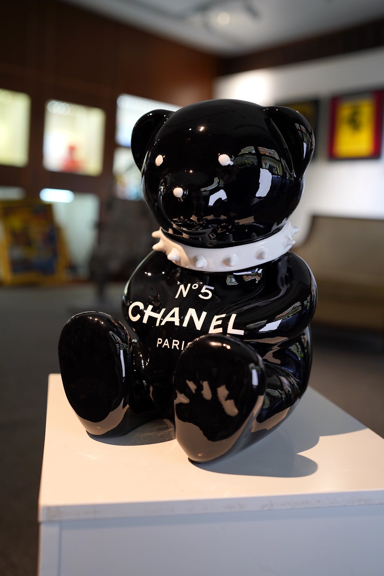 ARTNAOR - 30cm CH Tribute black, White Collar Bear