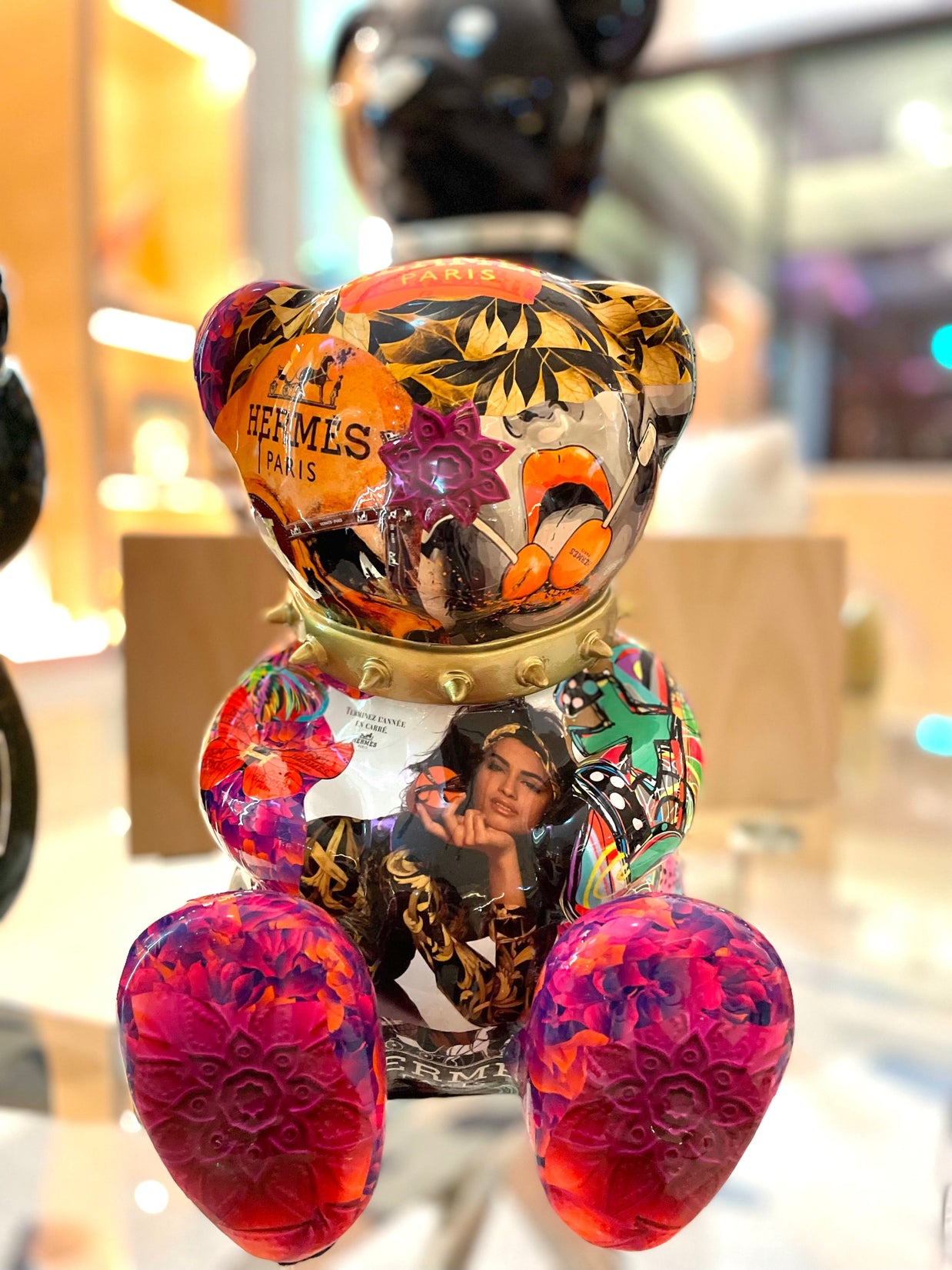 ARTNAOR - 30cm Collage, H Tribute Bear, Gold Collar
