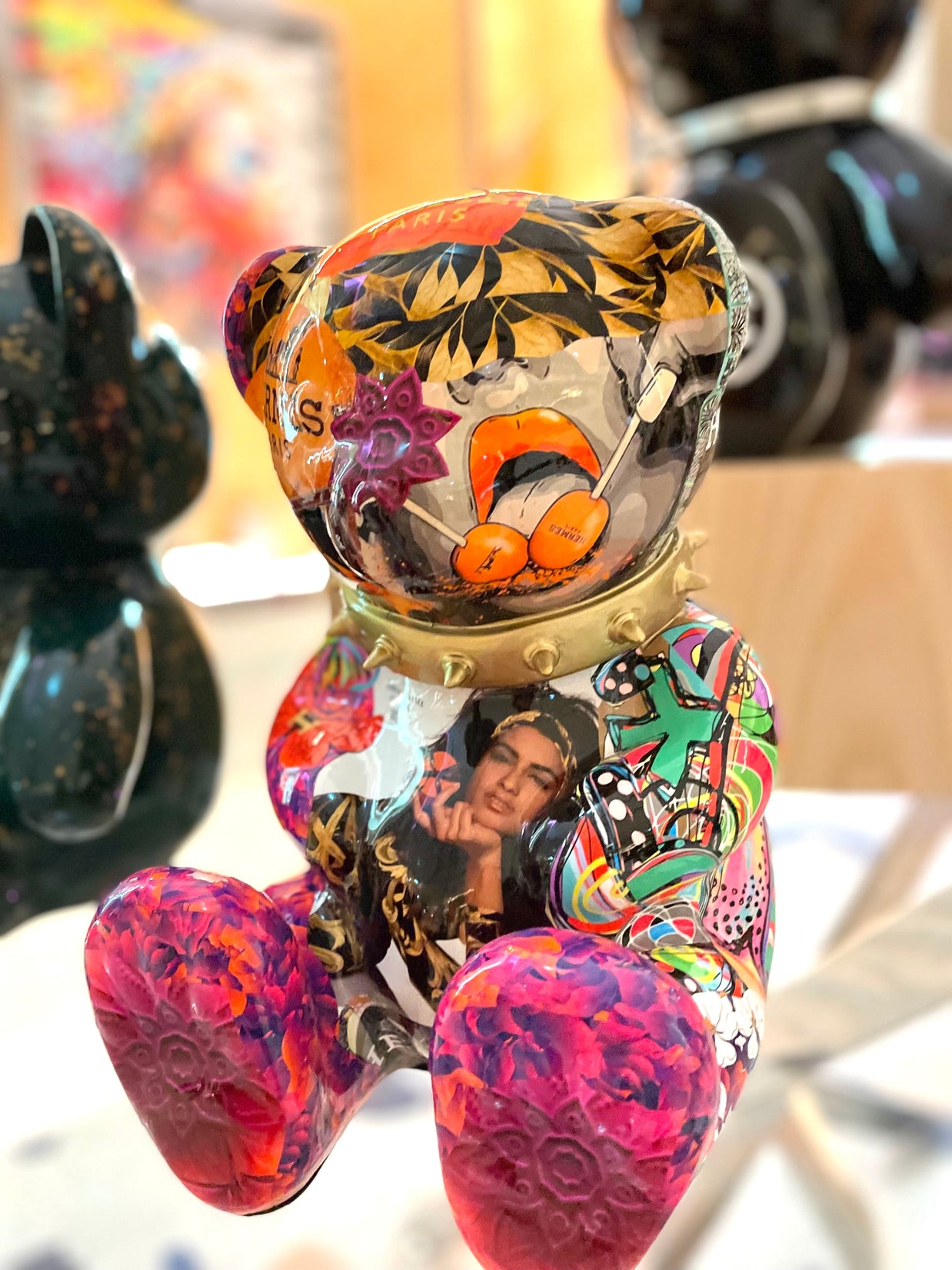 ARTNAOR - 30cm Collage, H Tribute Bear, Gold Collar